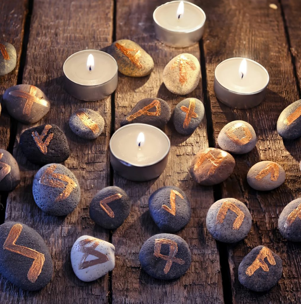 Рунные гадания: Значение рун и их применение в предсказаниях